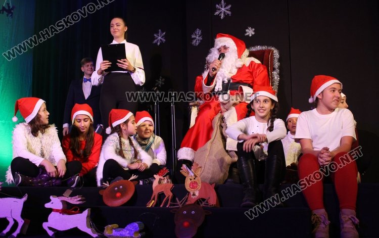 Дядо Коледа бе специален гост на концерта на Детски и младежси център