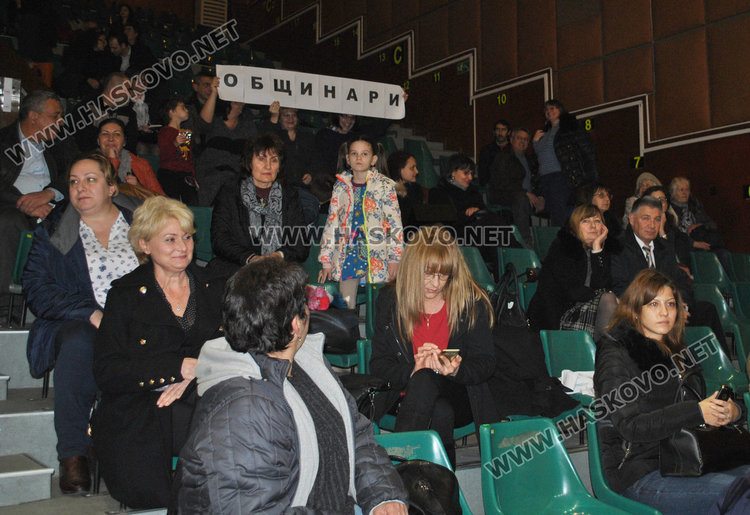 Близо 4000 събраха за Дани и Криси от благотворителния баскетбол, съдиите шампиони