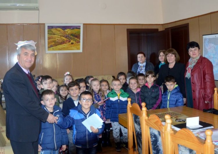 Деца от ДГ „Знаме на мира“ гостуваха на община Черноочене