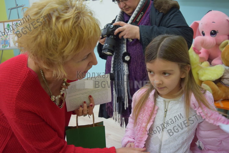 Детският езиков център към Филиала с програма за Коледа