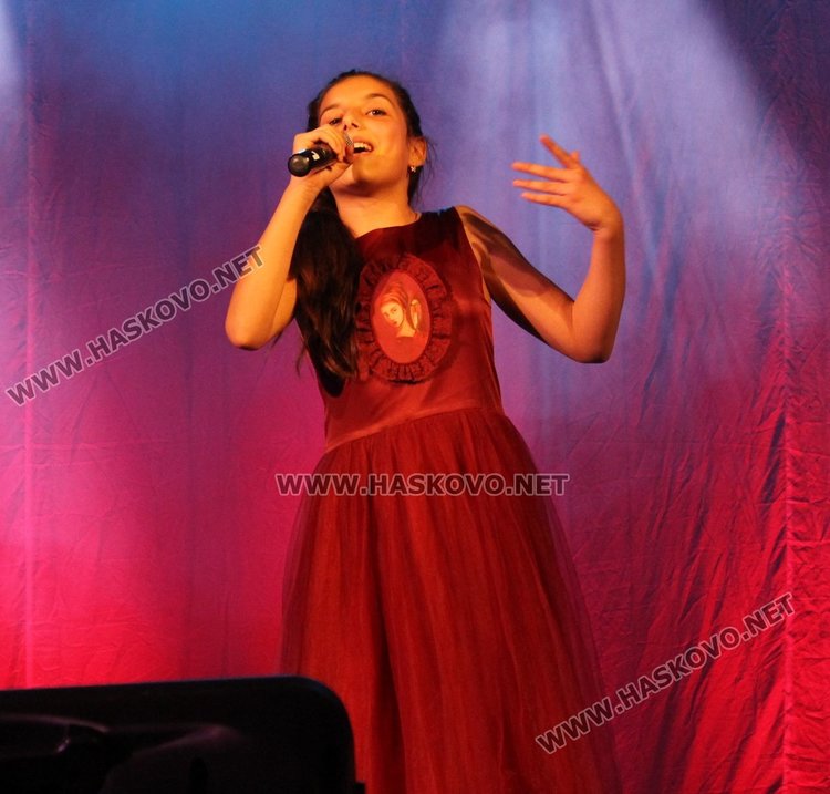 Дядо Коледа бе специален гост на концерта на Детски и младежки център