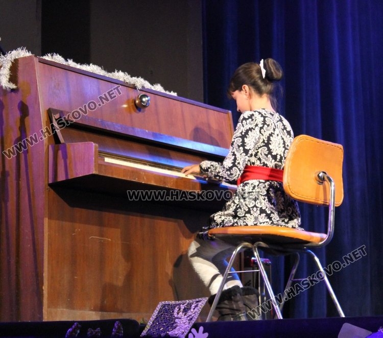 Дядо Коледа бе специален гост на концерта на Детски и младежки център