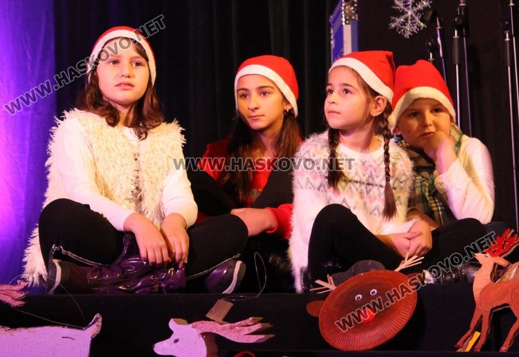 Дядо Коледа бе специален гост на концерта на Детски и младежки център
