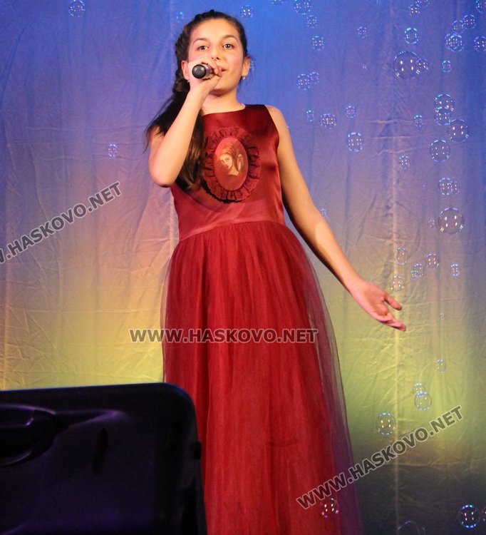 Дядо Коледа бе специален гост на концерта на Детски и младежки център