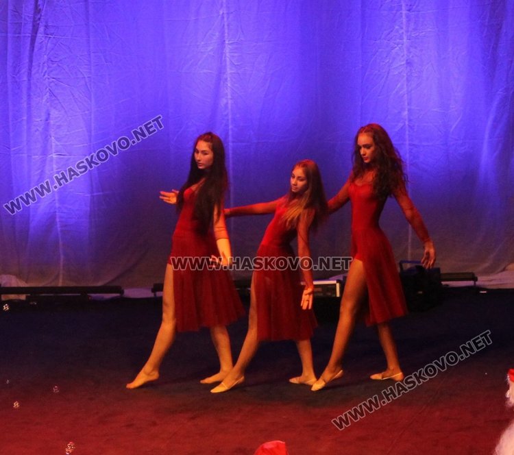 Дядо Коледа бе специален гост на концерта на Детски и младежки център