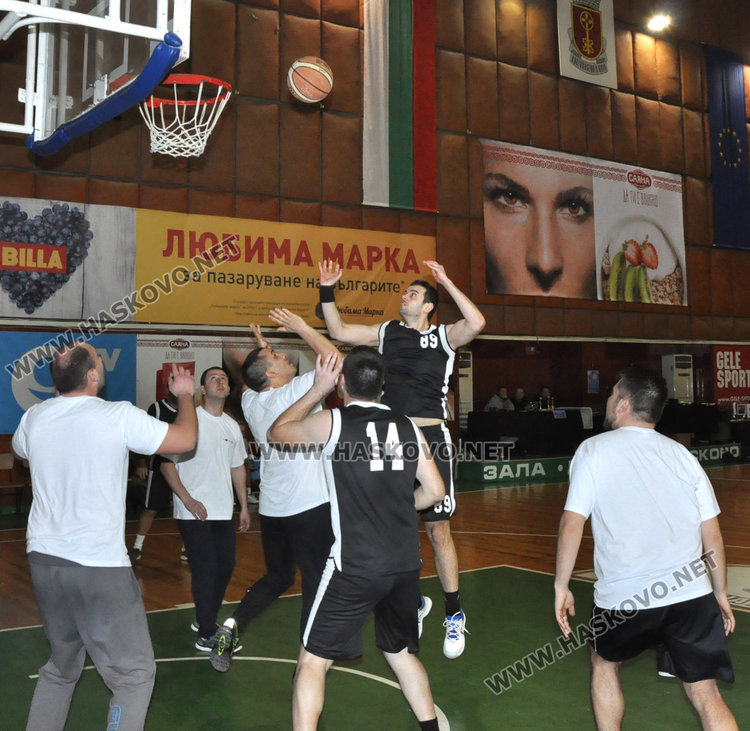 Близо 4000 събраха за Дани и Криси от благотворителния баскетбол, съдиите шампиони