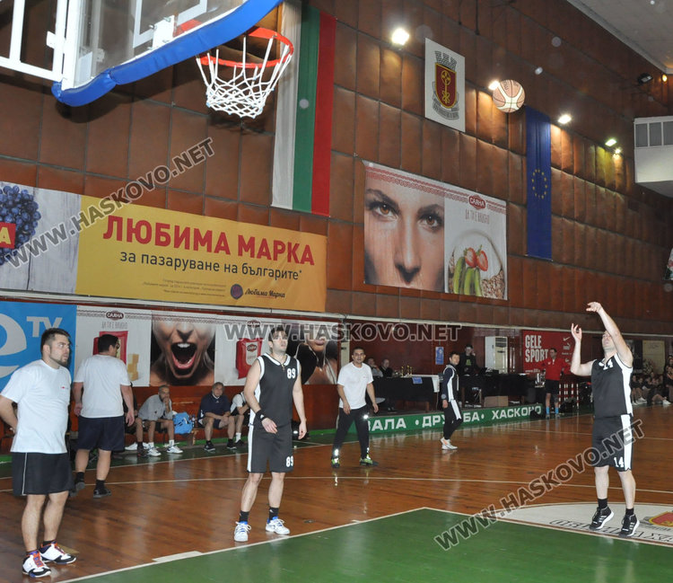 Близо 4000 събраха за Дани и Криси от благотворителния баскетбол, съдиите шампиони