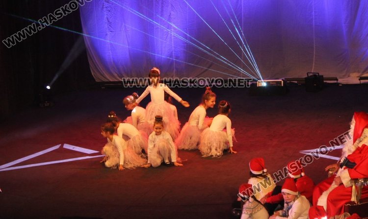 Дядо Коледа бе специален гост на концерта на Детски и младежки център