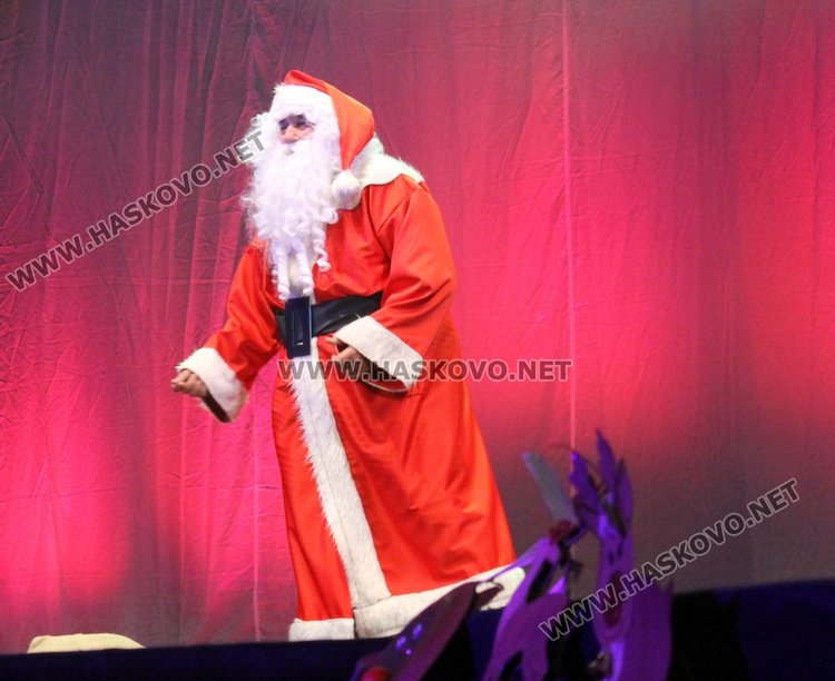Дядо Коледа бе специален гост на концерта на Детски и младежки център