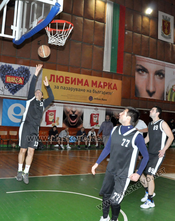 Близо 4000 събраха за Дани и Криси от благотворителния баскетбол, съдиите шампиони