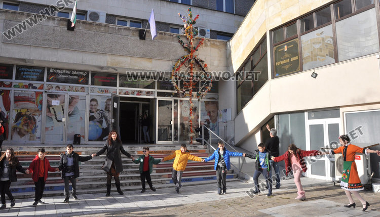 Голямата сурвачка носи пожелание за здраве на Хасково