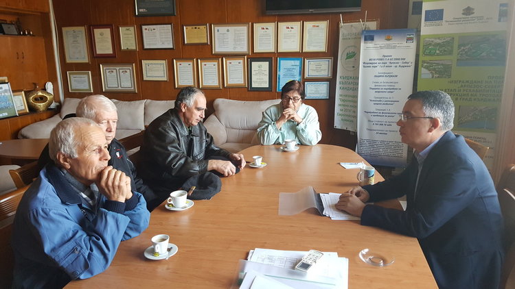 Кметът се срещна с протестиращите срещу  корекцията на данъците