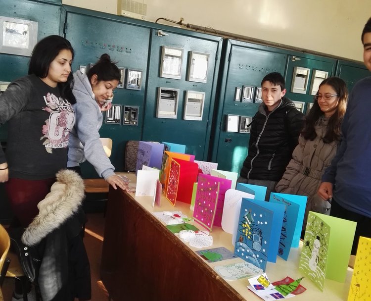 Гимназисти изработиха коледни картички за благотворителен базар