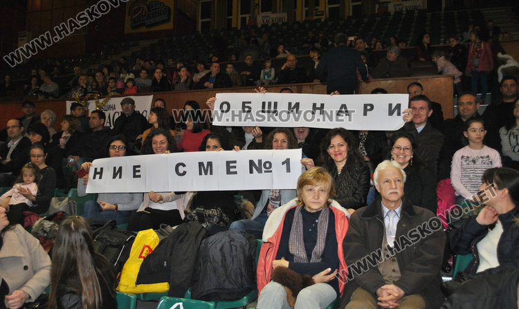 Близо 4000 събраха за Дани и Криси от благотворителния баскетбол, съдиите шампиони