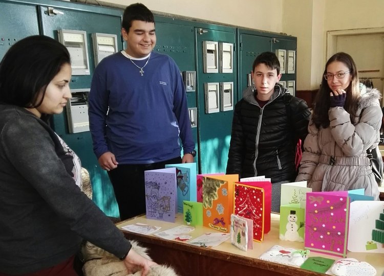 Гимназисти изработиха коледни картички за благотворителен базар