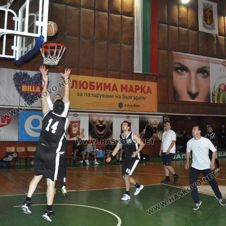 Близо 4000 събраха за Дани и Криси от благотворителния баскетбол, съдиите шампиони