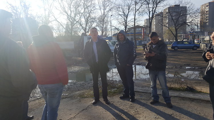 Кметът се срещна с протестиращите срещу  корекцията на данъците