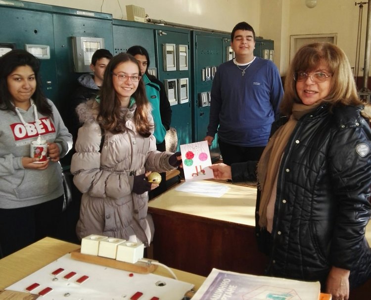 Гимназисти изработиха коледни картички за благотворителен базар