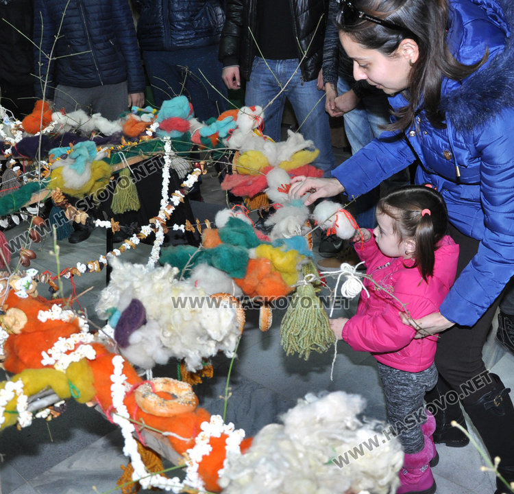 Голямата сурвачка носи пожелание за здраве на Хасково