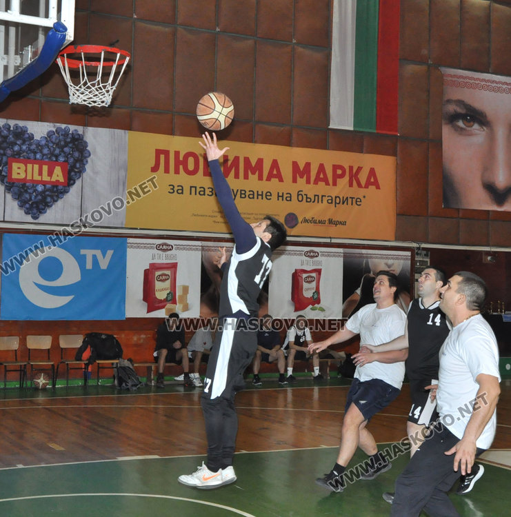 Близо 4000 събраха за Дани и Криси от благотворителния баскетбол, съдиите шампиони