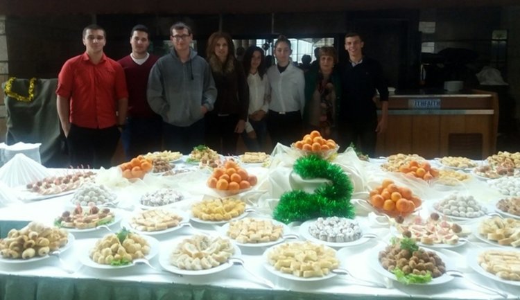  Eвродепутат и кмет подариха коледен празник на 180 деца със специални образователни потребности