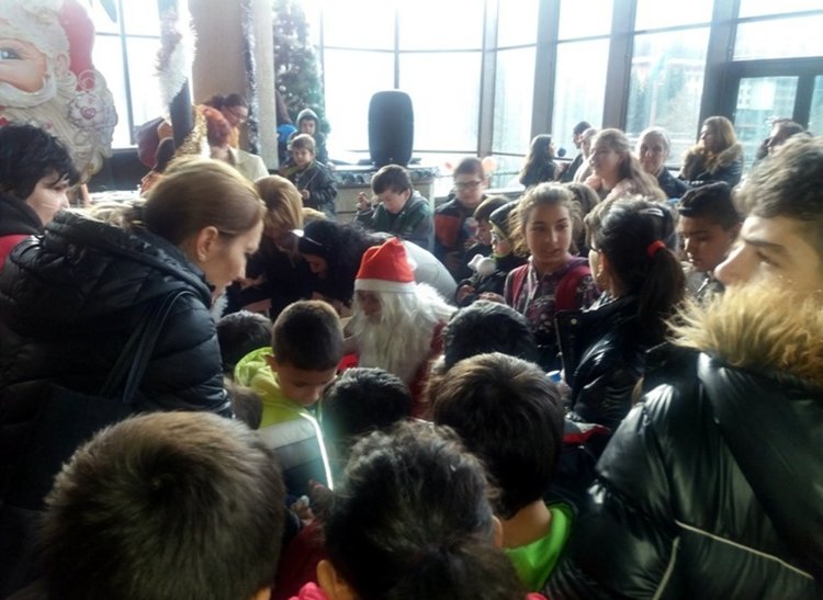  Eвродепутат и кмет подариха коледен празник на 180 деца със специални образователни потребности