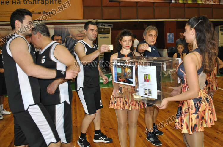 Близо 4000 събраха за Дани и Криси от благотворителния баскетбол, съдиите шампиони