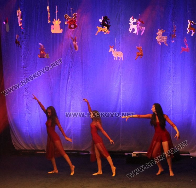 Дядо Коледа бе специален гост на концерта на Детски и младежки център