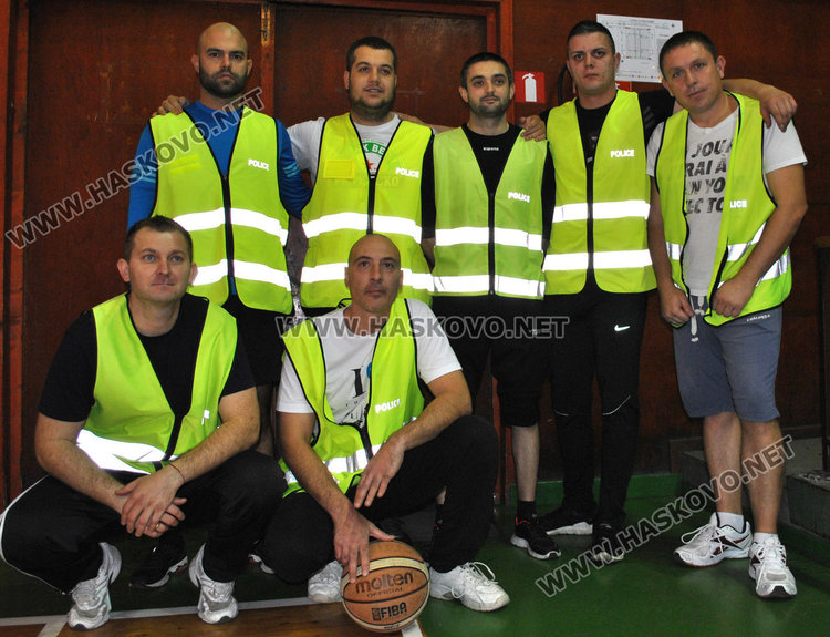 Близо 4000 събраха за Дани и Криси от благотворителния баскетбол, съдиите шампиони