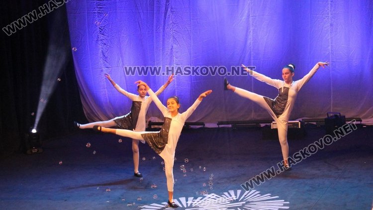 Дядо Коледа бе специален гост на концерта на Детски и младежки център