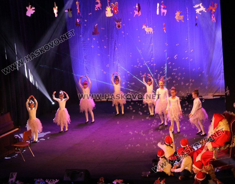 Дядо Коледа бе специален гост на концерта на Детски и младежки център