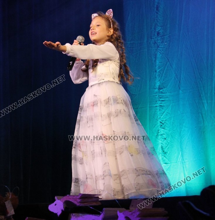 Дядо Коледа бе специален гост на концерта на Детски и младежки център