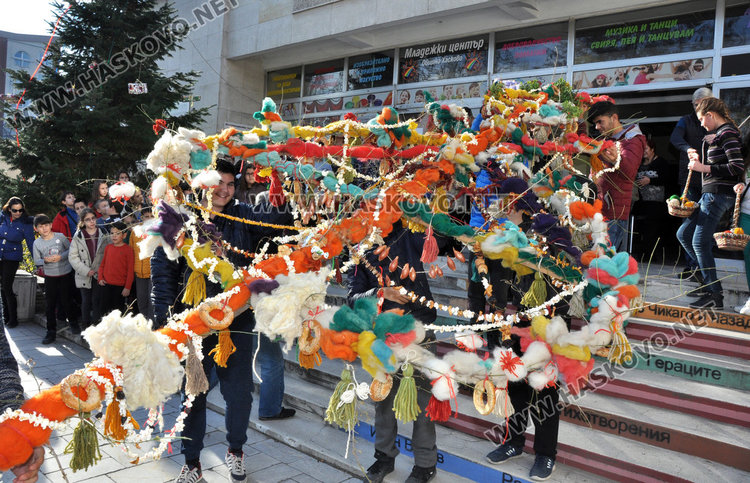 Голямата сурвачка носи пожелание за здраве на Хасково
