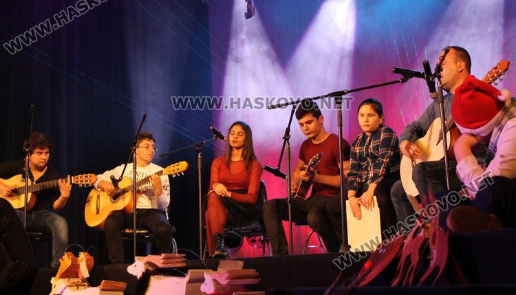 Дядо Коледа бе специален гост на концерта на Детски и младежки център