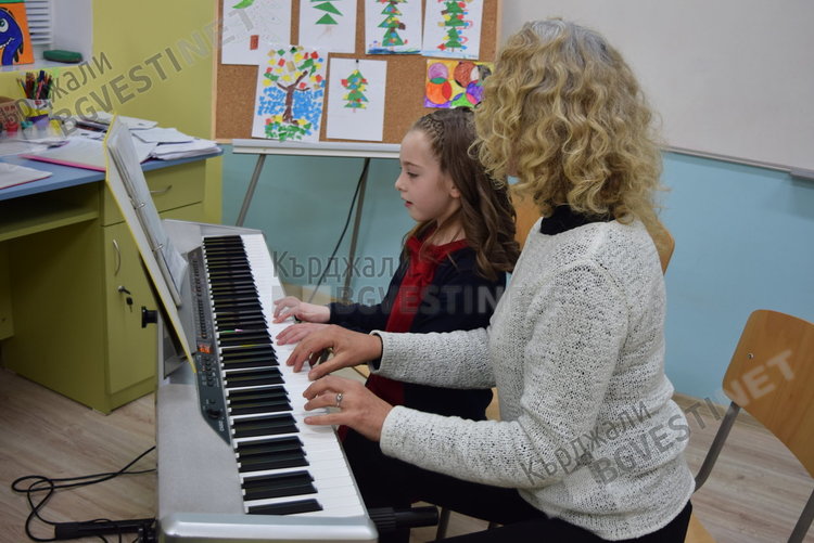 Детският езиков център към Филиала с програма за Коледа