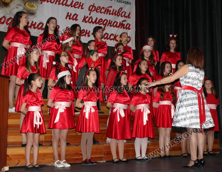 Елена Цветкова дирижира с рокля –петолиние