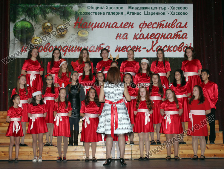 Елена Цветкова дирижира с рокля –петолиние