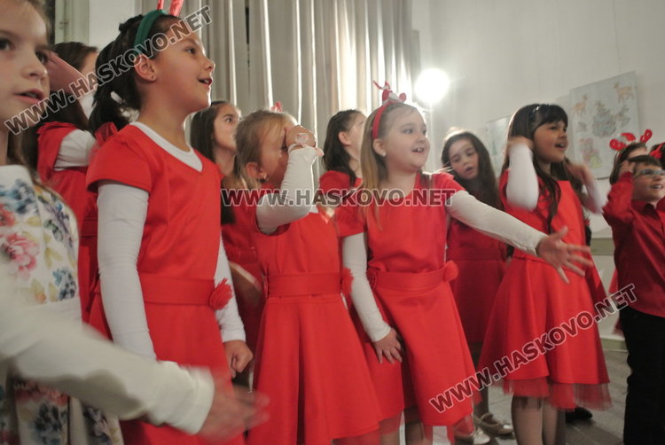 Хорове  от цялата страна пеят в Хасково в единствения  Фестивал на Коледната песен