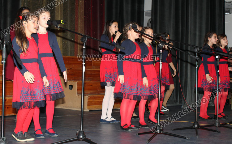 Елена Цветкова дирижира с рокля –петолиние