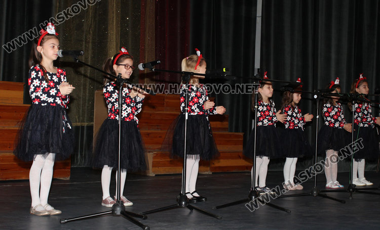 Елена Цветкова дирижира с рокля –петолиние