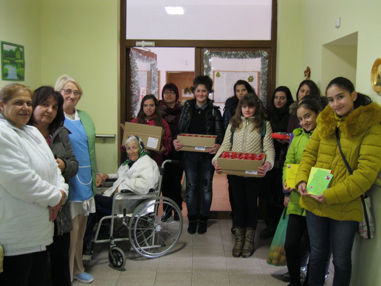 Деца от Смолян след срещи в старческия дом: "Вече няма да споря с баба, ще я прегръщам всеки ден!"