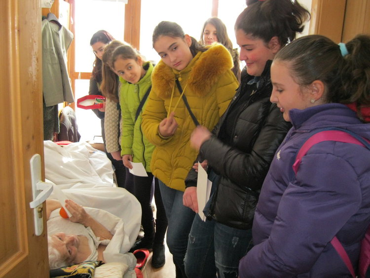 Деца от Смолян след срещи в старческия дом: "Вече няма да споря с баба, ще я прегръщам всеки ден!"