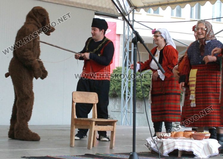 Фестивал: Коледарски групи гостуваха в Димитровград