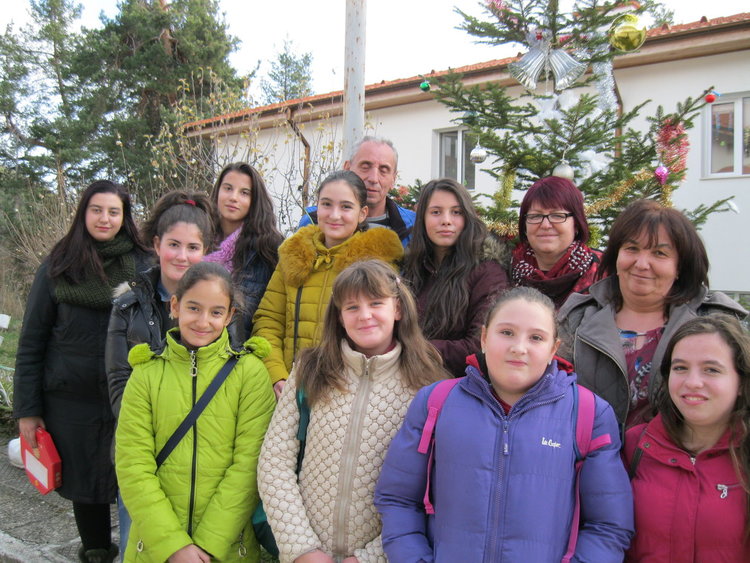 Деца от Смолян след срещи в старческия дом: "Вече няма да споря с баба, ще я прегръщам всеки ден!"