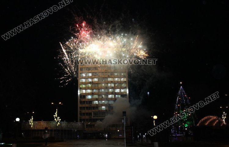Предложението бе съпроводено със заря и музика