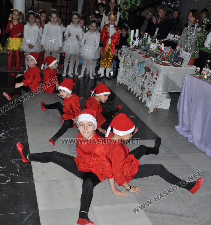 Децата от градините подаряват усмивки от Коледен базар за Криси и Дани