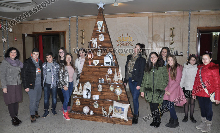 „С аромат на коледни сладки“ школа „Колорит“ усмихва празниците