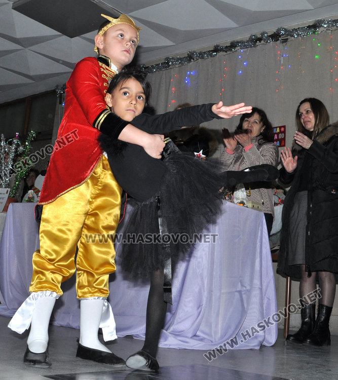 Децата от градините подаряват усмивки от Коледен базар за Криси и Дани