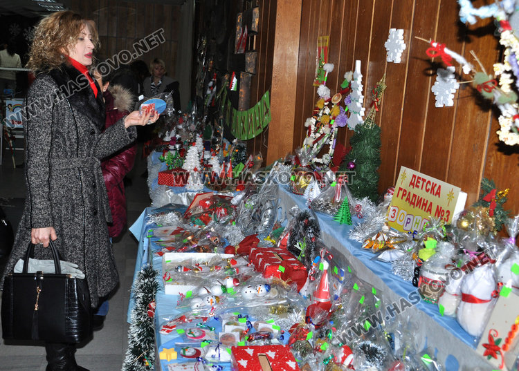 Децата от градините подаряват усмивки от Коледен базар за Криси и Дани