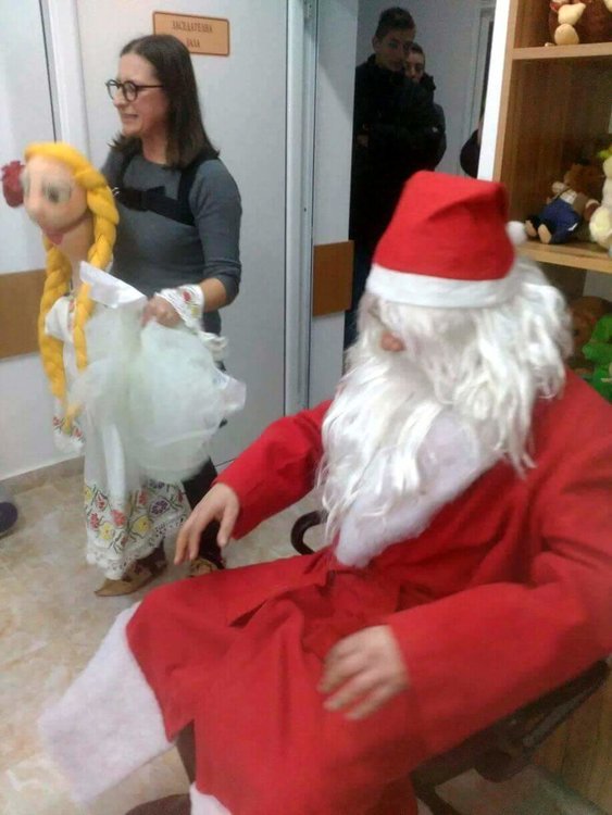 Дядо Коледа зарадва малките пациенти в Детското отделение на болницата в Смолян